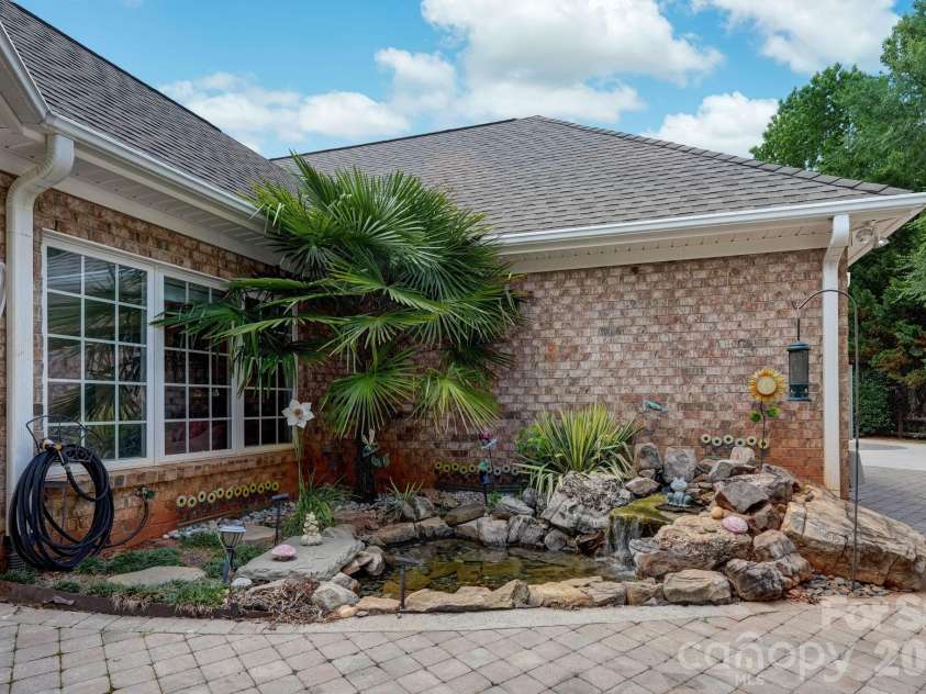 8106 Breezy Hill Drive, Browns Summit, NC 27214.  MLS# CAR4395064, YatesRealty ID 31244. 
