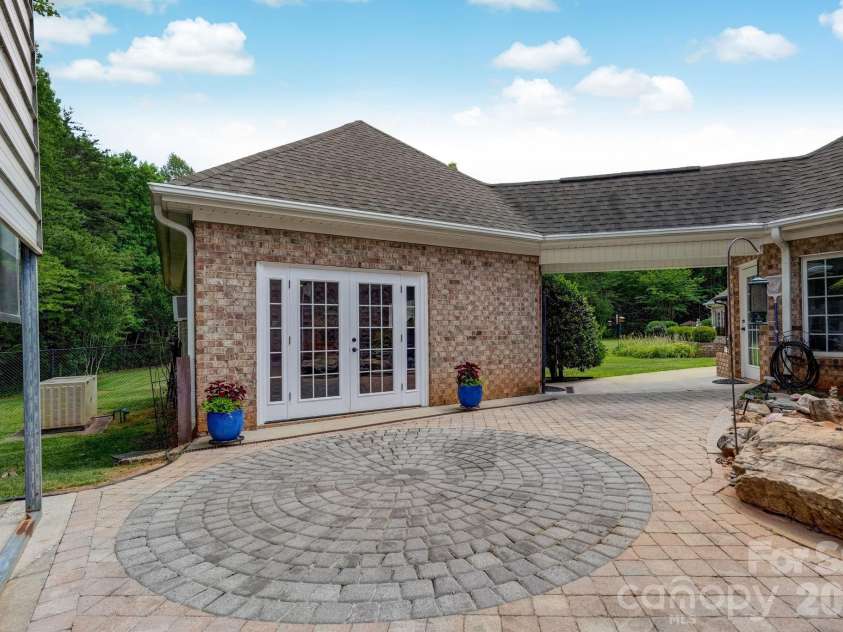 8106 Breezy Hill Drive, Browns Summit, NC 27214.  MLS# CAR4395064, YatesRealty ID 31244. 