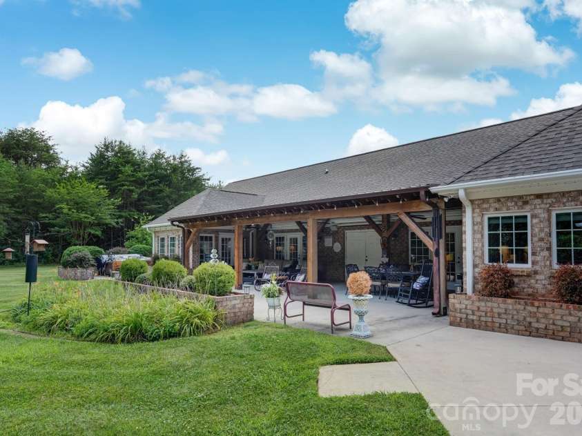 8106 Breezy Hill Drive, Browns Summit, NC 27214.  MLS# CAR4395064, YatesRealty ID 31244. 