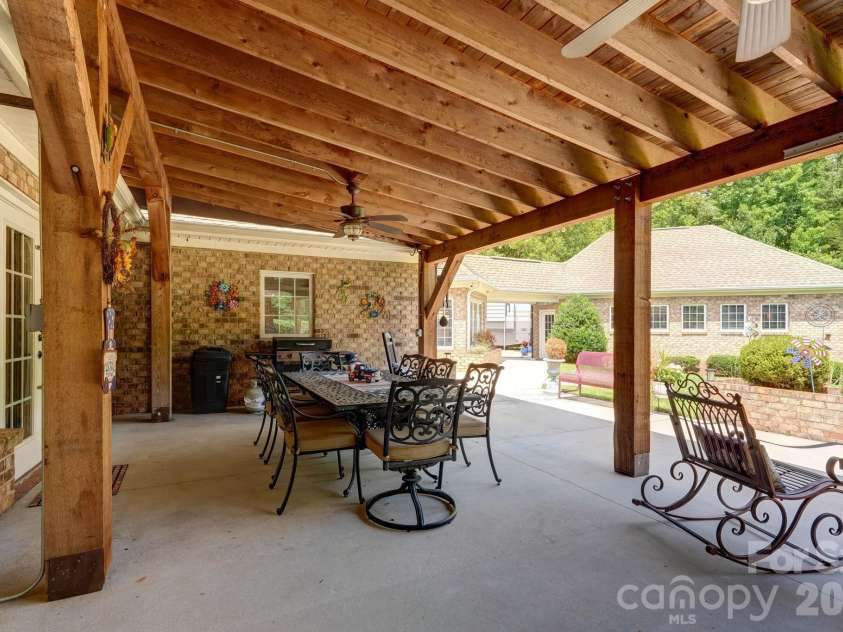 8106 Breezy Hill Drive, Browns Summit, NC 27214.  MLS# CAR4395064, YatesRealty ID 31244. 