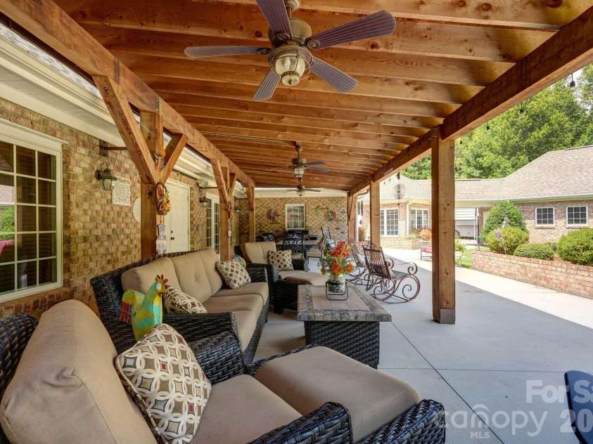 8106 Breezy Hill Drive, Browns Summit, NC 27214.  MLS# CAR4395064, YatesRealty ID 31244. 