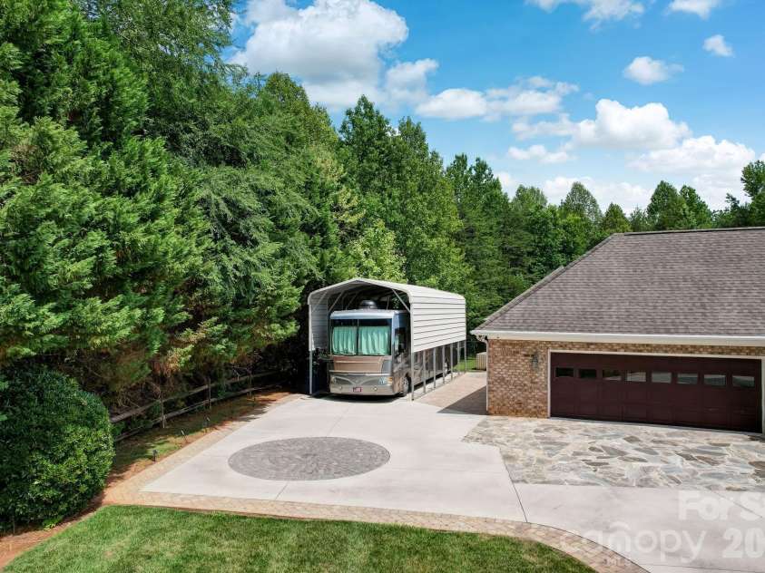 8106 Breezy Hill Drive, Browns Summit, NC 27214.  MLS# CAR4395064, YatesRealty ID 31244. 