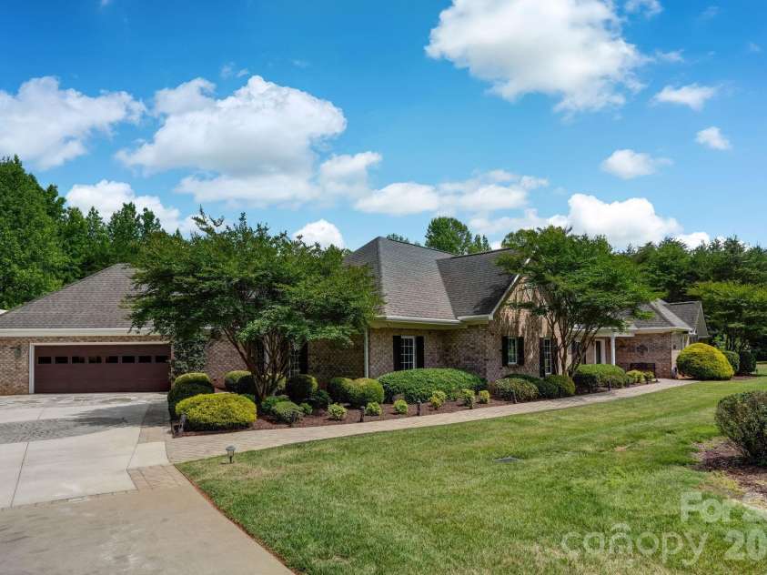 8106 Breezy Hill Drive, Browns Summit, NC 27214.  MLS# CAR4395064, YatesRealty ID 31244. 
