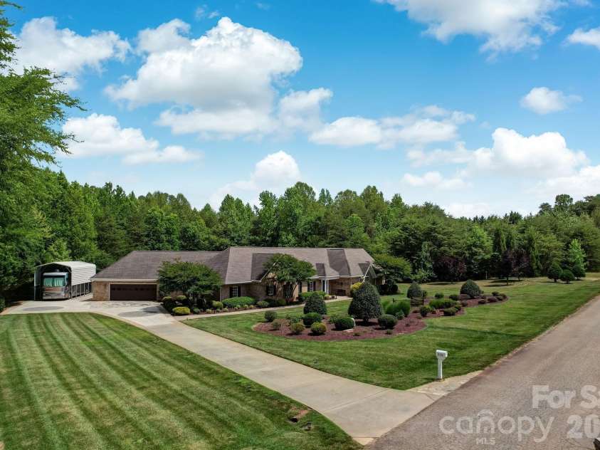 8106 Breezy Hill Drive, Browns Summit, NC 27214.  MLS# CAR4395064, YatesRealty ID 31244. 