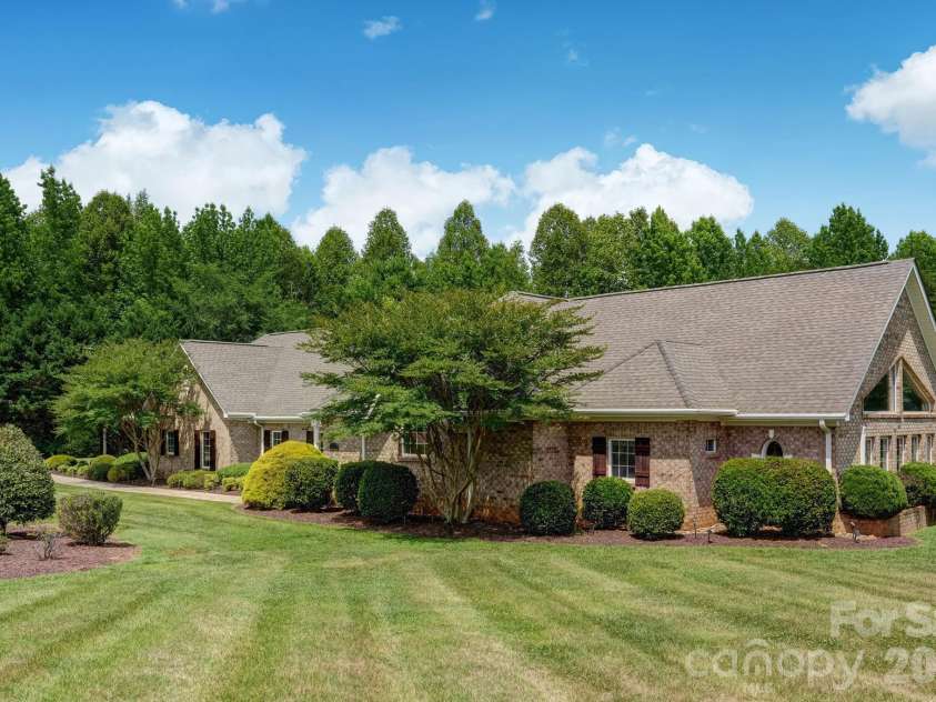 8106 Breezy Hill Drive, Browns Summit, NC 27214.  MLS# CAR4395064, YatesRealty ID 31244. 