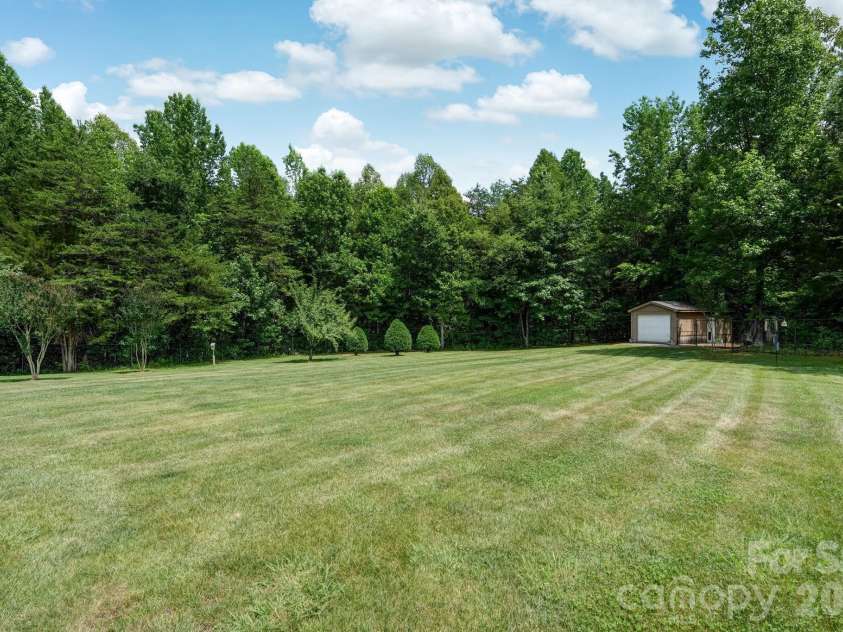 8106 Breezy Hill Drive, Browns Summit, NC 27214.  MLS# CAR4395064, YatesRealty ID 31244. 