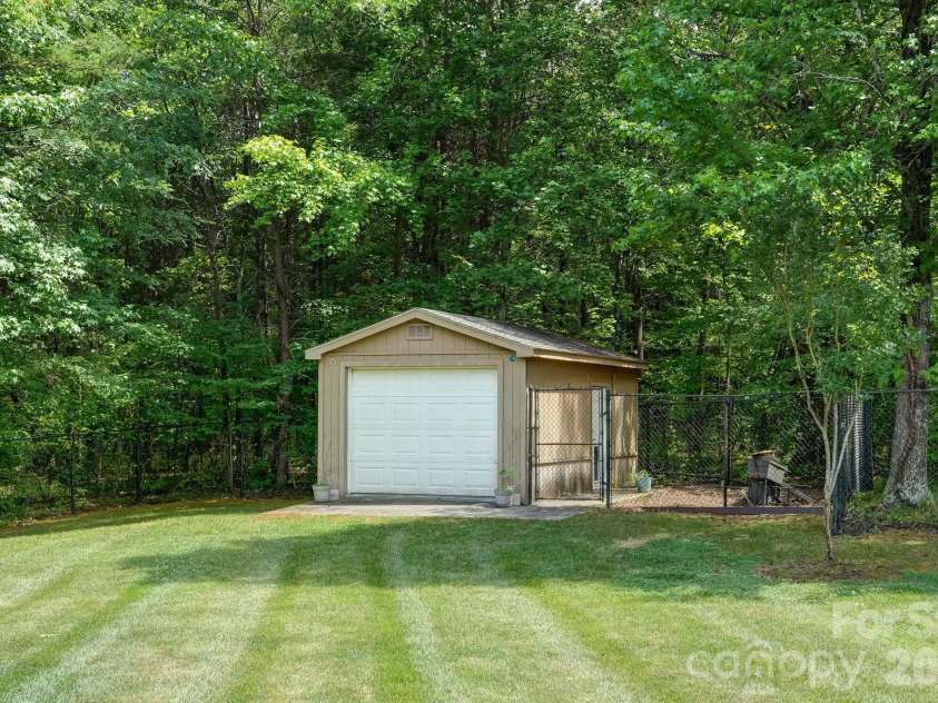 8106 Breezy Hill Drive, Browns Summit, NC 27214.  MLS# CAR4395064, YatesRealty ID 31244. 