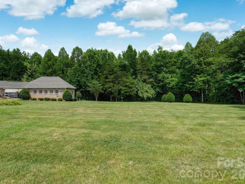 8106 Breezy Hill Drive, Browns Summit, NC 27214.  MLS# CAR4395064, YatesRealty ID 31244. 