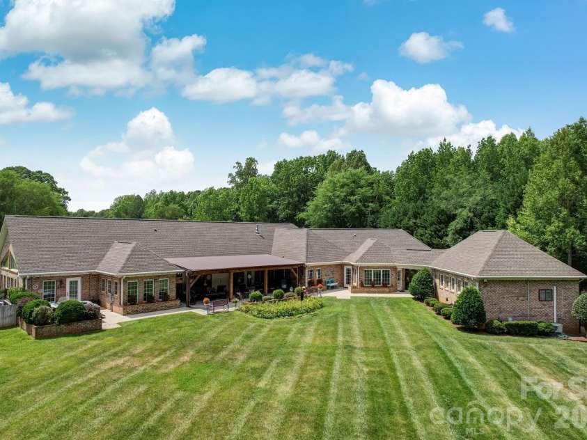8106 Breezy Hill Drive, Browns Summit, NC 27214.  MLS# CAR4395064, YatesRealty ID 31244. 