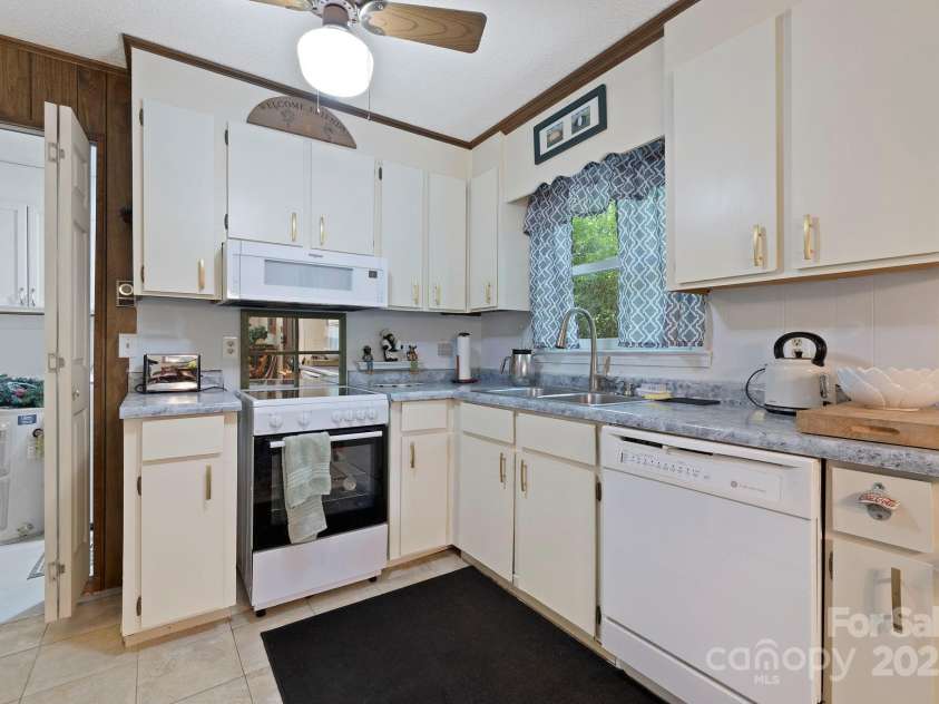 571 Tsisqua Circle, Brevard, NC 28712.  MLS# CAR4290327, YatesRealty ID 31248. 