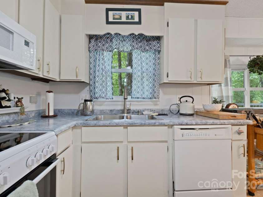 571 Tsisqua Circle, Brevard, NC 28712.  MLS# CAR4290327, YatesRealty ID 31248. 