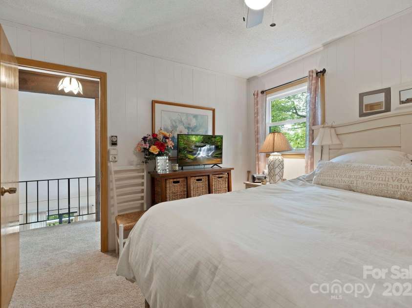 571 Tsisqua Circle, Brevard, NC 28712.  MLS# CAR4290327, YatesRealty ID 31248. 