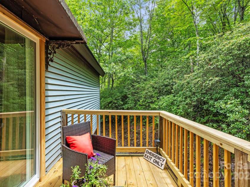 571 Tsisqua Circle, Brevard, NC 28712.  MLS# CAR4290327, YatesRealty ID 31248. 