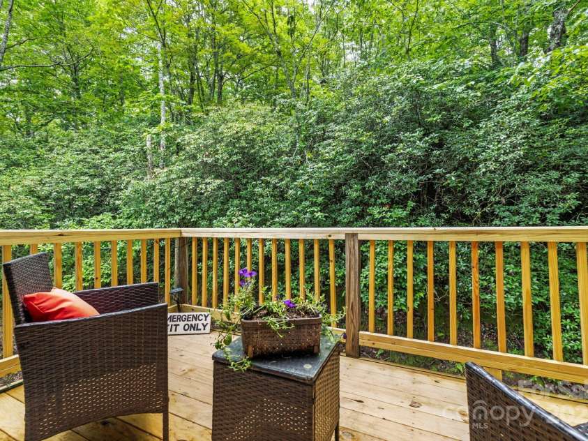 571 Tsisqua Circle, Brevard, NC 28712.  MLS# CAR4290327, YatesRealty ID 31248. Private Balcony