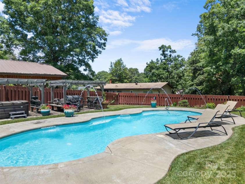 5 Granite Drive, Hendersonville, NC 28792.  MLS# CAR4266478, YatesRealty ID 31249. 