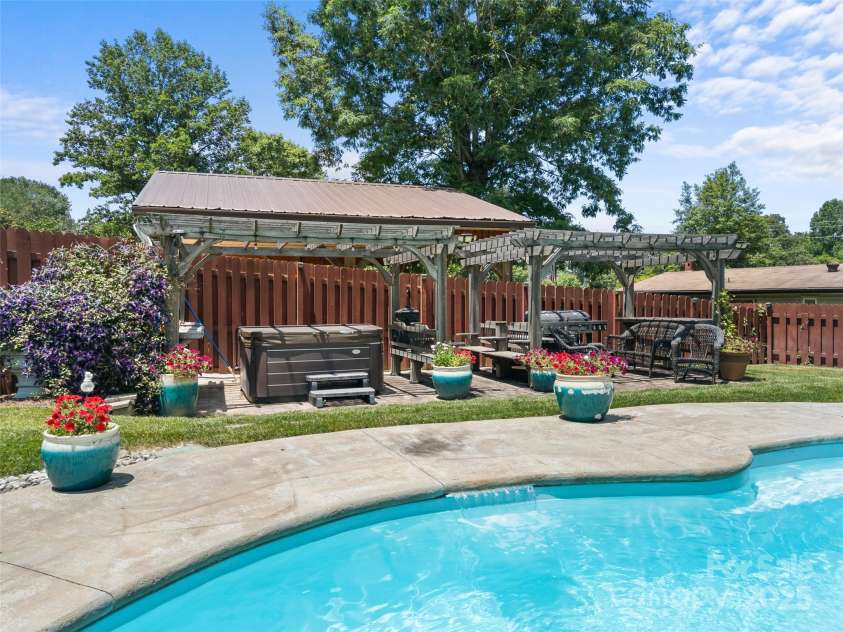 5 Granite Drive, Hendersonville, NC 28792.  MLS# CAR4266478, YatesRealty ID 31249. 