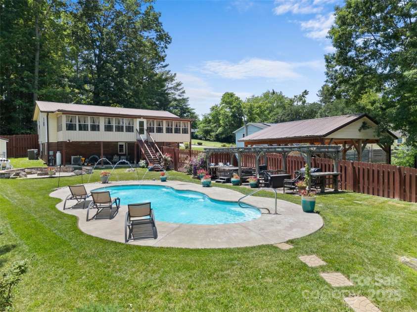 5 Granite Drive, Hendersonville, NC 28792.  MLS# CAR4266478, YatesRealty ID 31249. 