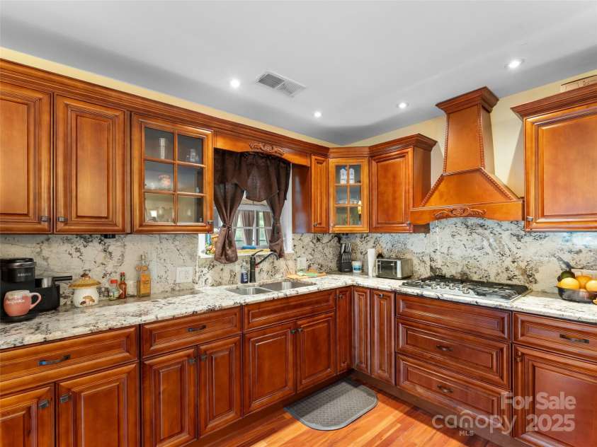 5 Granite Drive, Hendersonville, NC 28792.  MLS# CAR4266478, YatesRealty ID 31249. 