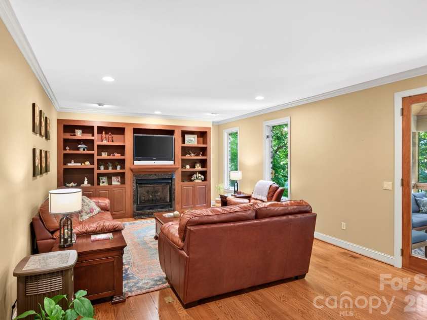 25 Whitaker View Road, Fairview, NC 28730.  MLS# CAR4394888, YatesRealty ID 31252. All Rooms are Spacious for Hosting