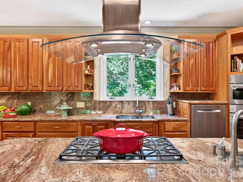 25 Whitaker View Road, Fairview, NC 28730.  MLS# CAR4394888, YatesRealty ID 31252. Viking Gas Cooktop