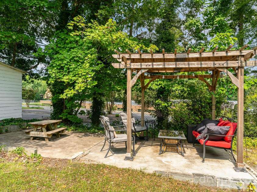 342 Cliff Road, Asheboro, NC 27203.  MLS# CAR4276734, YatesRealty ID 31256. 