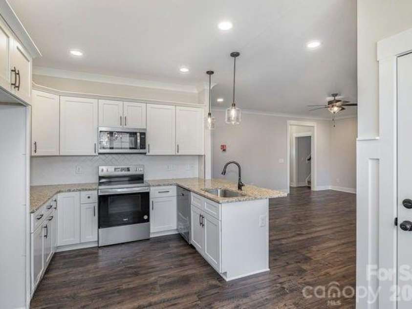 48 Tanseyleaf Drive, Smithfield, NC 27577.  MLS# CAR4394646, YatesRealty ID 31256. Kitchen
