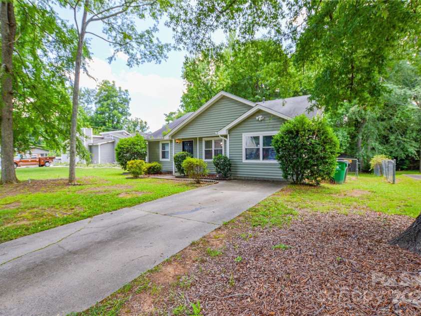 5424 Amado Street, Charlotte, NC 28215.  MLS# CAR4272803, YatesRealty ID 31261. 