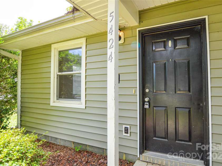 5424 Amado Street, Charlotte, NC 28215.  MLS# CAR4272803, YatesRealty ID 31261. 