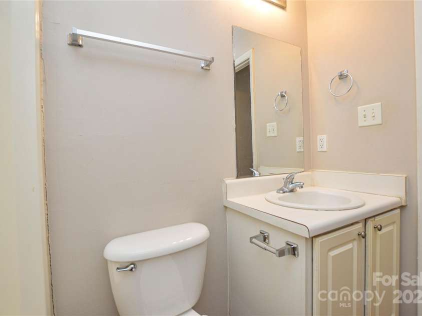 5424 Amado Street, Charlotte, NC 28215.  MLS# CAR4272803, YatesRealty ID 31261. 