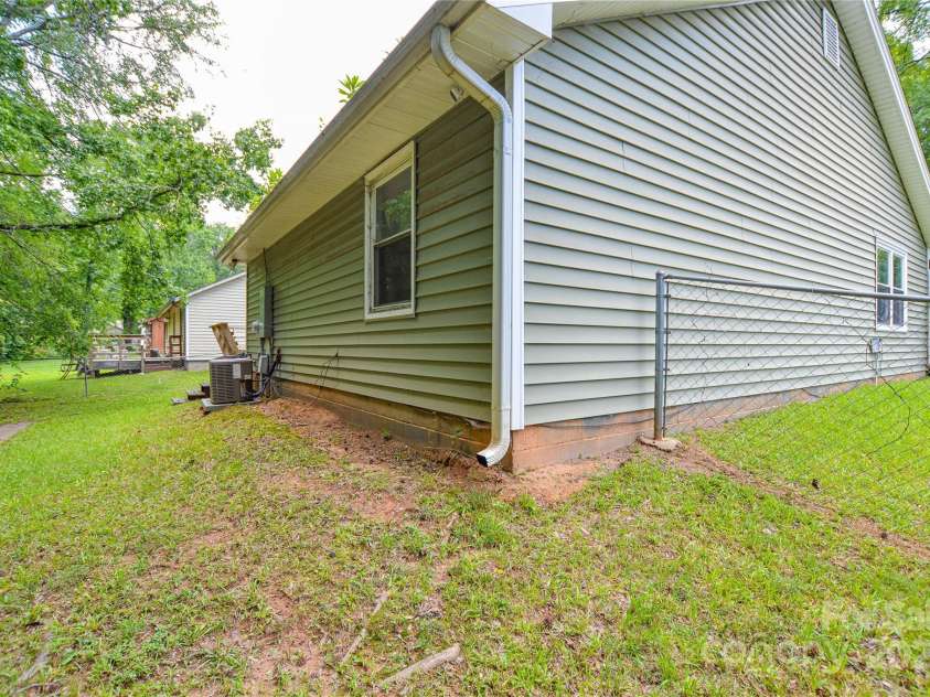 5424 Amado Street, Charlotte, NC 28215.  MLS# CAR4272803, YatesRealty ID 31261. 