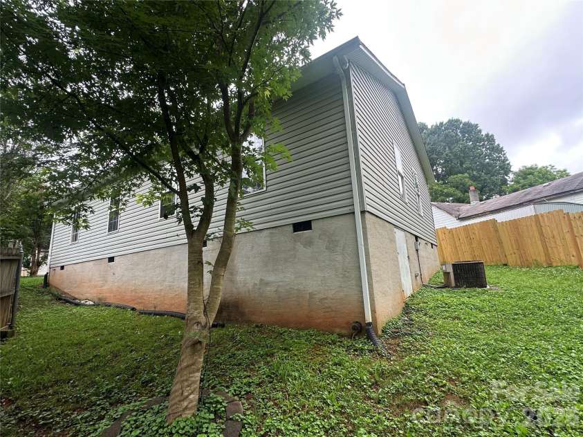827 9th Street, Newton, NC 28658.  MLS# CAR4395228, YatesRealty ID 31261. 