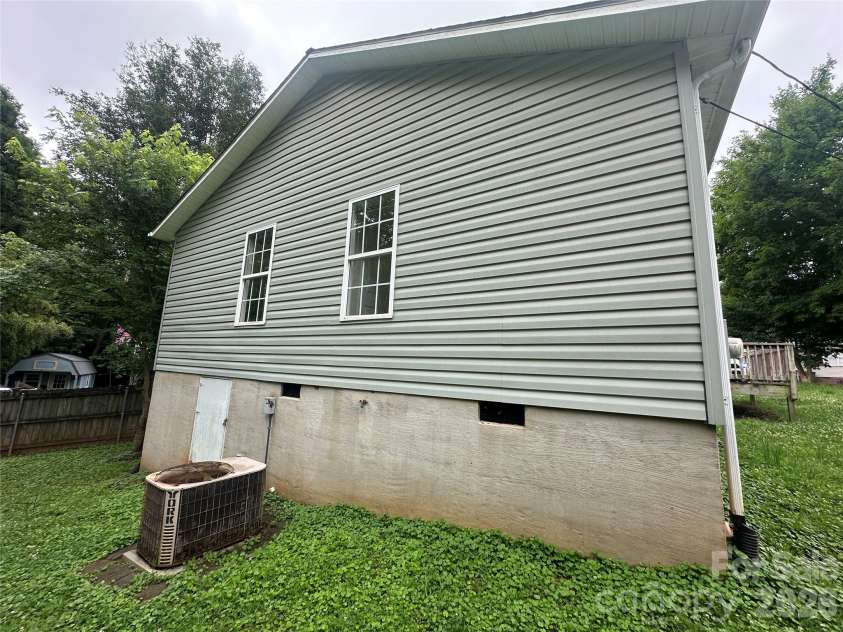 827 9th Street, Newton, NC 28658.  MLS# CAR4395228, YatesRealty ID 31261. 