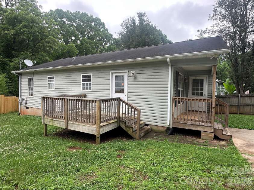827 9th Street, Newton, NC 28658.  MLS# CAR4395228, YatesRealty ID 31261. 