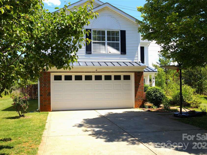 6614 Wicked Oak Lane, Charlotte, NC 28216.  MLS# CAR4253704, YatesRealty ID 31262. 