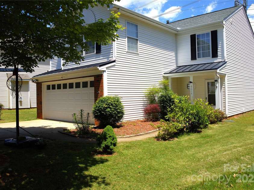 6614 Wicked Oak Lane, Charlotte, NC 28216.  MLS# CAR4253704, YatesRealty ID 31262. 