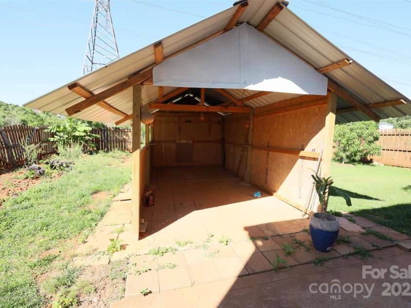 6614 Wicked Oak Lane, Charlotte, NC 28216.  MLS# CAR4253704, YatesRealty ID 31262. 