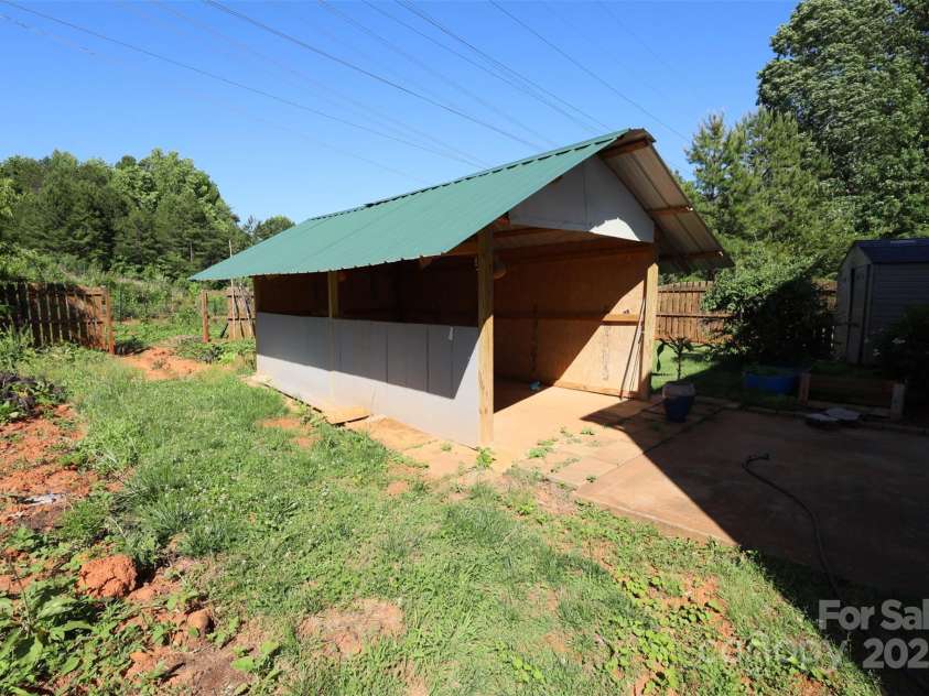 6614 Wicked Oak Lane, Charlotte, NC 28216.  MLS# CAR4253704, YatesRealty ID 31262. 