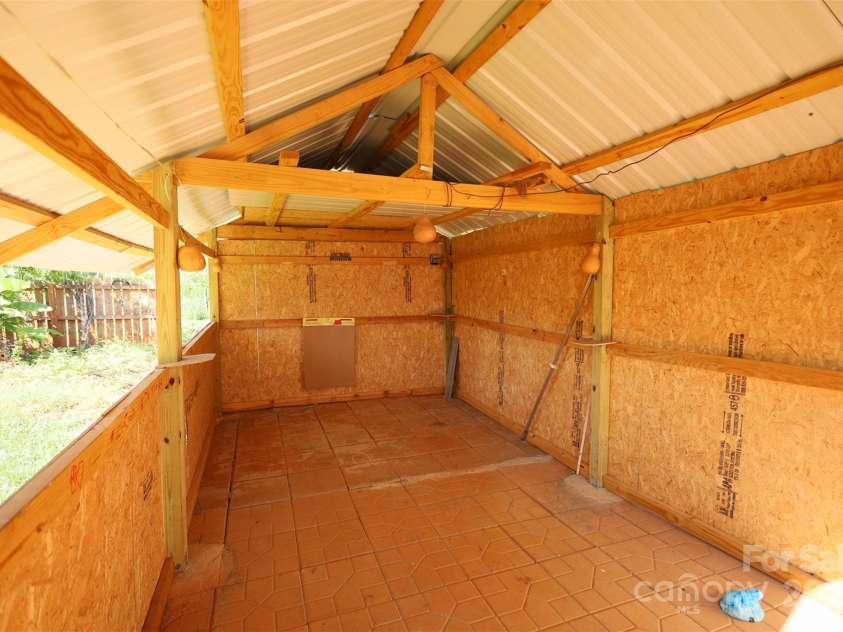 6614 Wicked Oak Lane, Charlotte, NC 28216.  MLS# CAR4253704, YatesRealty ID 31262. 