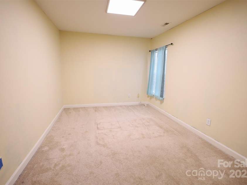 6614 Wicked Oak Lane, Charlotte, NC 28216.  MLS# CAR4253704, YatesRealty ID 31262. 