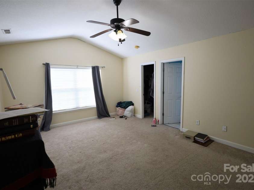 6614 Wicked Oak Lane, Charlotte, NC 28216.  MLS# CAR4253704, YatesRealty ID 31262. 