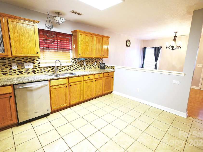 6614 Wicked Oak Lane, Charlotte, NC 28216.  MLS# CAR4253704, YatesRealty ID 31262. 