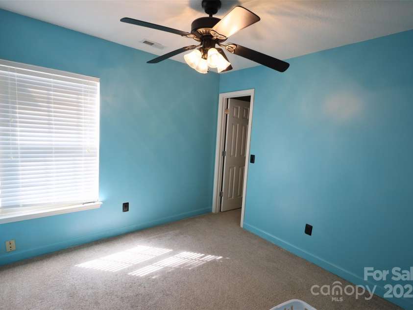 6614 Wicked Oak Lane, Charlotte, NC 28216.  MLS# CAR4253704, YatesRealty ID 31262. 