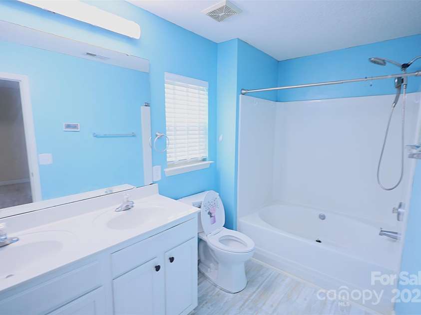 6614 Wicked Oak Lane, Charlotte, NC 28216.  MLS# CAR4253704, YatesRealty ID 31262. 