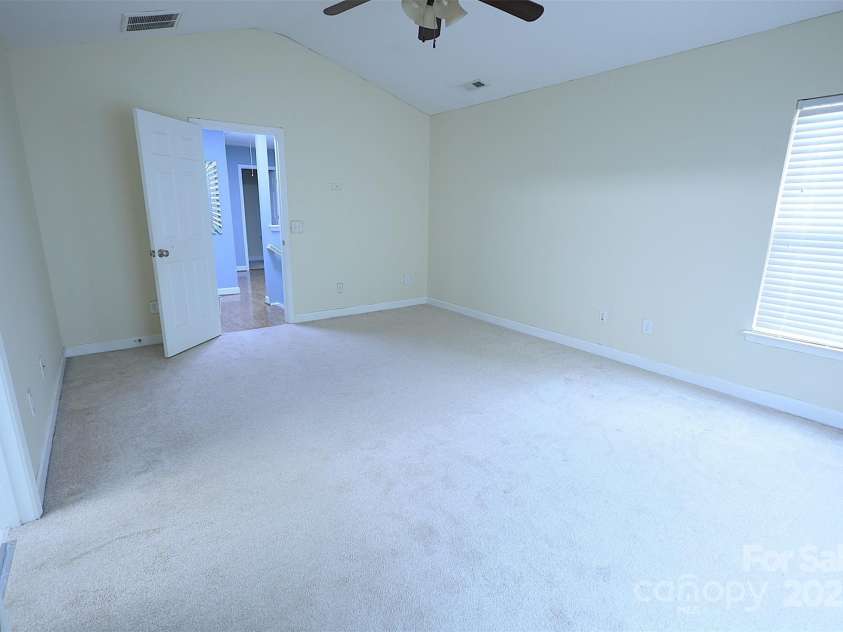 6614 Wicked Oak Lane, Charlotte, NC 28216.  MLS# CAR4253704, YatesRealty ID 31262. 