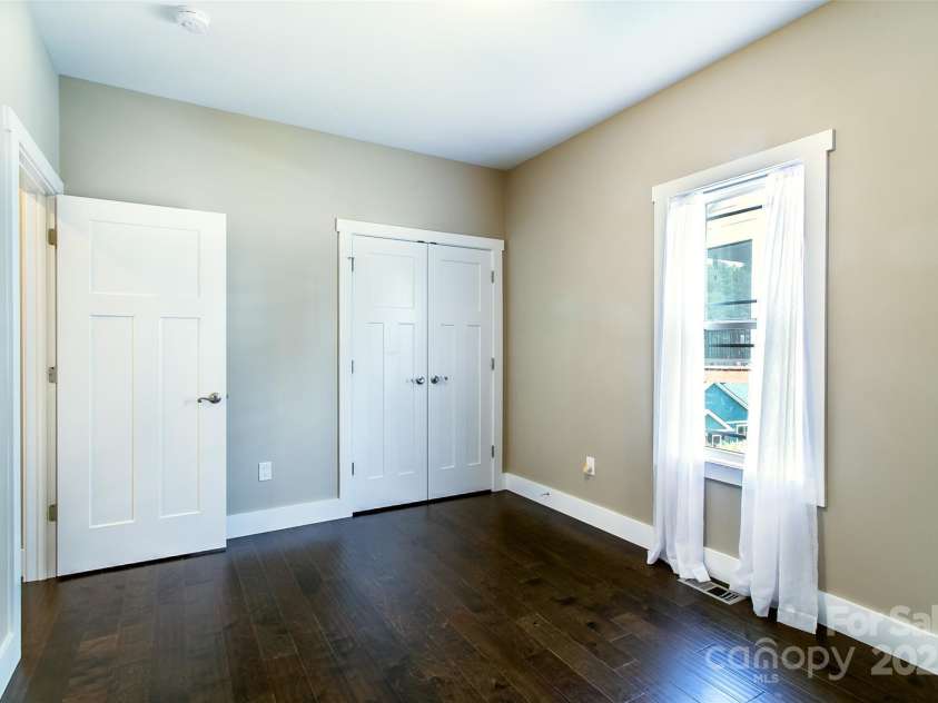 75 Leyland Circle, Hendersonville, NC 28792.  MLS# CAR4261557, YatesRealty ID 31266. 