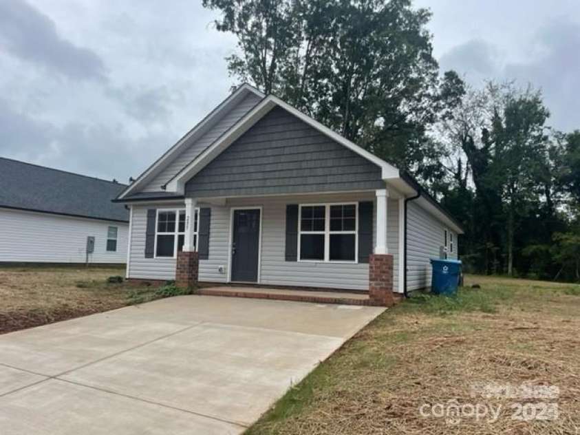 285 Steele Street, Salisbury, NC 28144.  MLS# CAR4277373, YatesRealty ID 3127. Beautiful Ranch Home