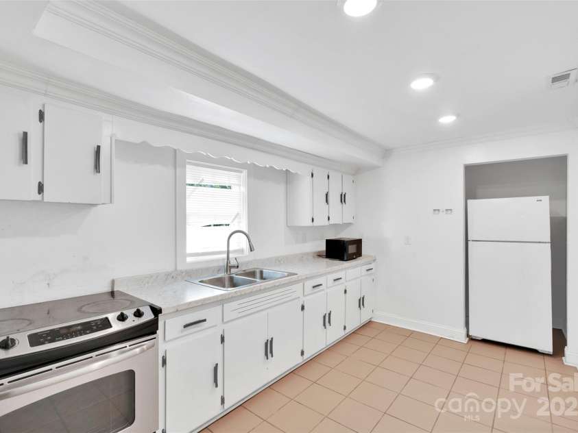 103 W 13th Street, Kannapolis, NC 28081.  MLS# CAR4284889, YatesRealty ID 31270. Vacant unit- Ground Floor