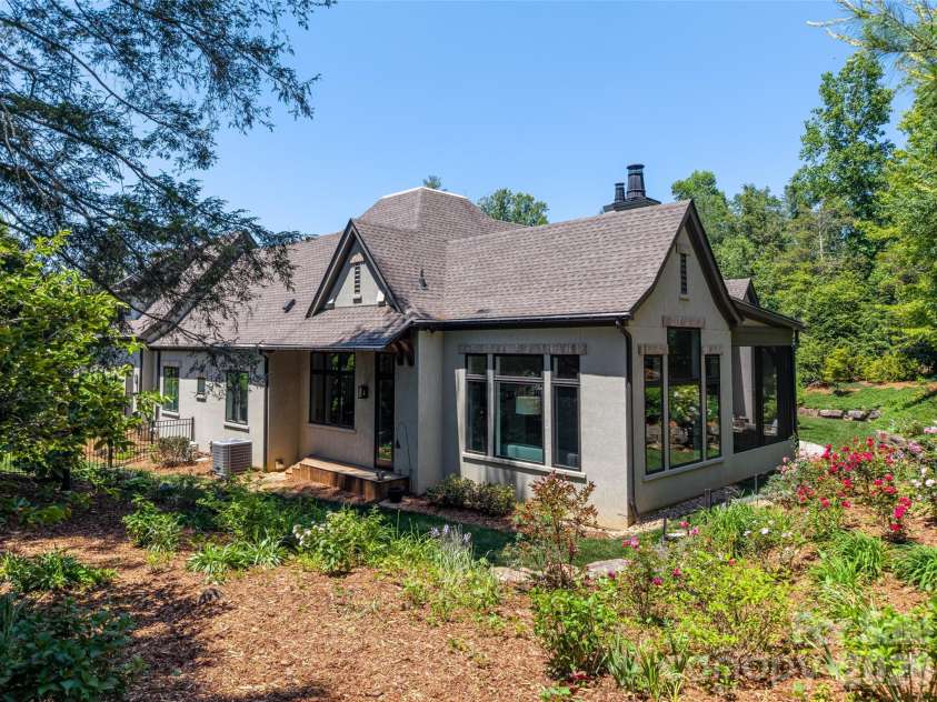 11 Beadle Lane, Asheville, NC 28803.  MLS# CAR4384747, YatesRealty ID 31270. 