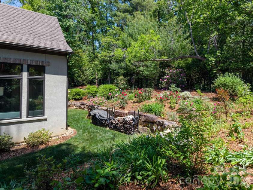 11 Beadle Lane, Asheville, NC 28803.  MLS# CAR4384747, YatesRealty ID 31270. 