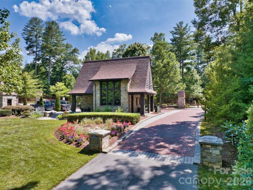 11 Beadle Lane, Asheville, NC 28803.  MLS# CAR4384747, YatesRealty ID 31270. 